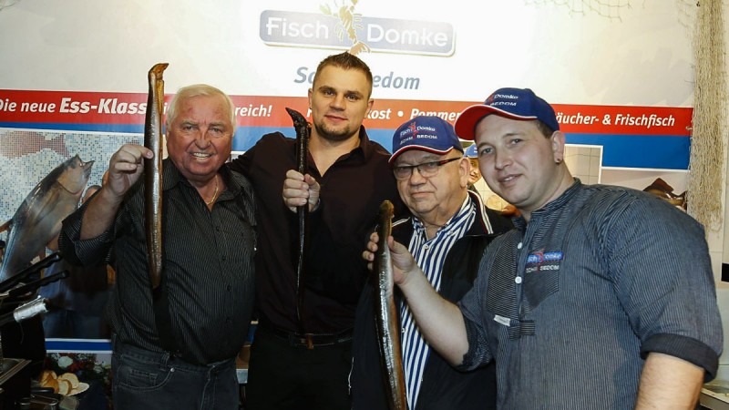 Wegner verkauft Aale auf der Grünen Woche