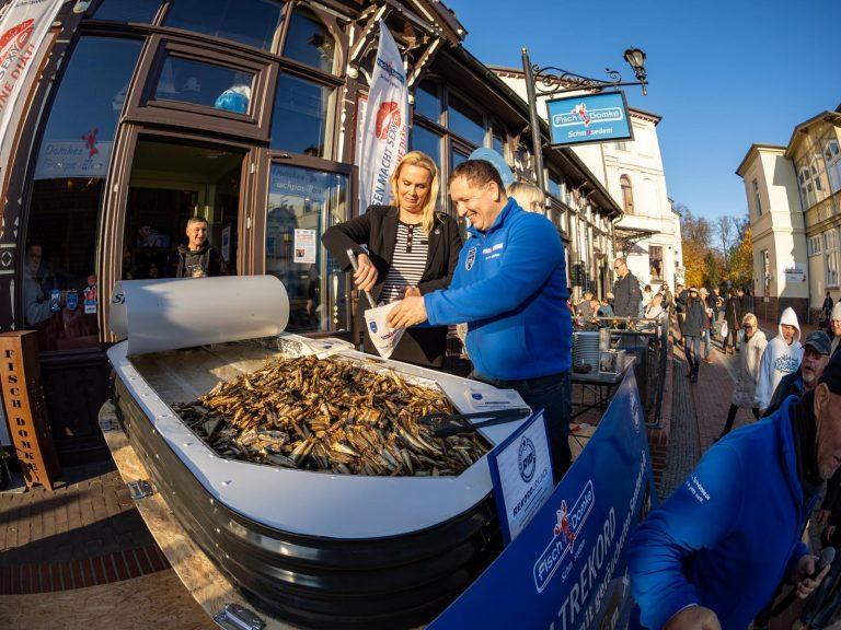 Geräucherte Sprotten in Öl in Rekorddose auf Usedom
