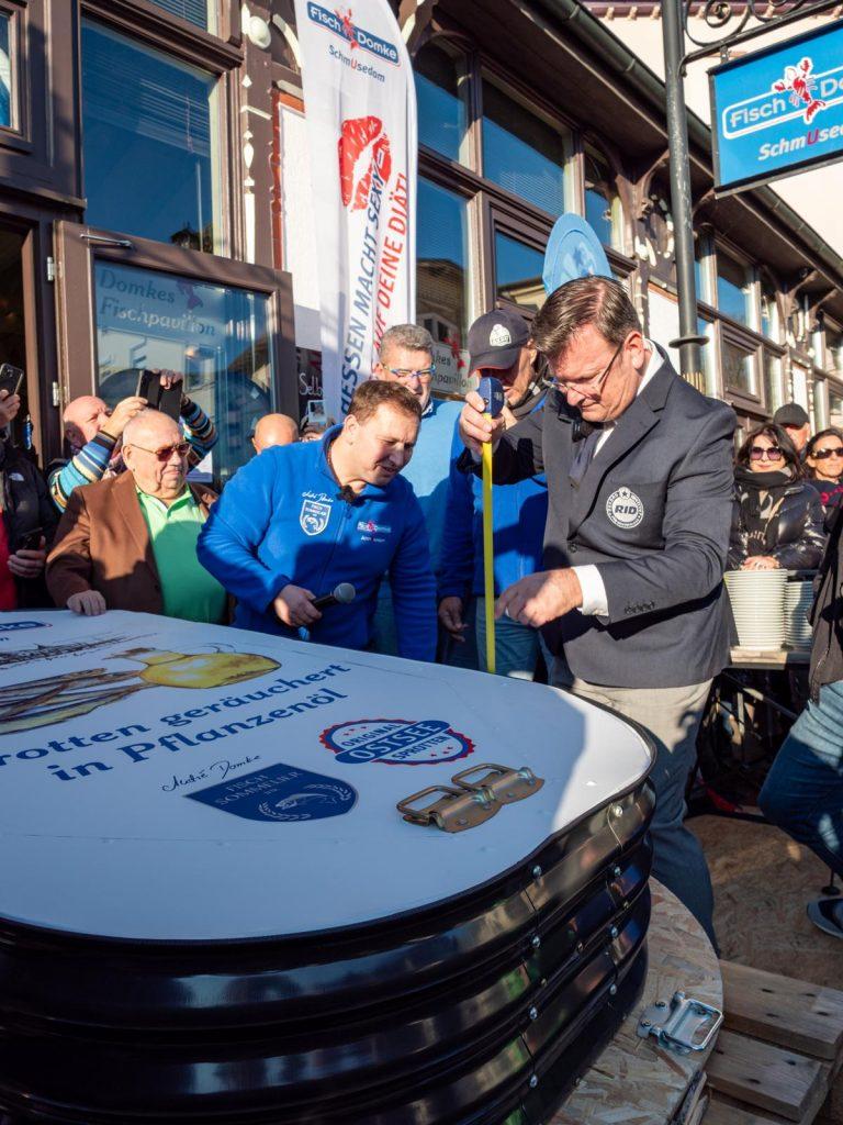 Besucher bestaunen größte Fischdose der Welt