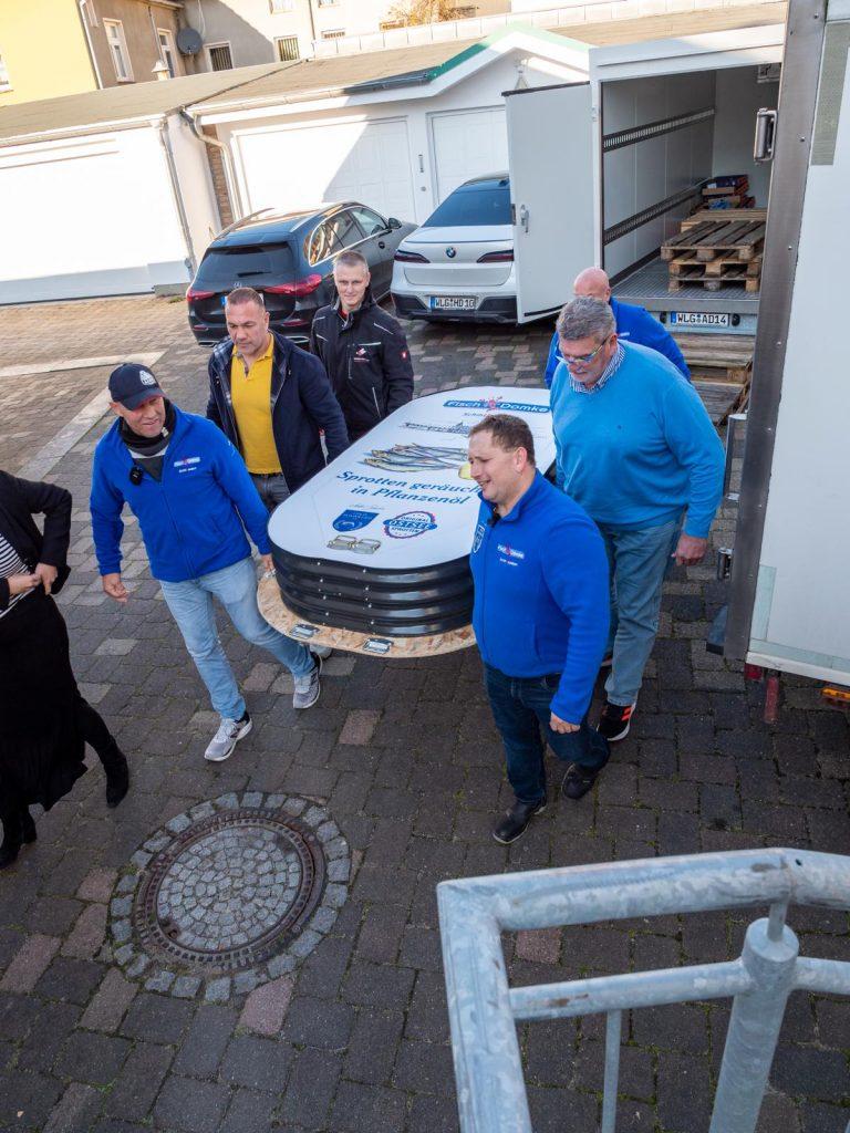 nthüllung der Rekord-Fischkonserve in Heringsdorf