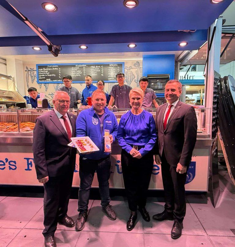 Gäste vor dem Fisch Domke Stand