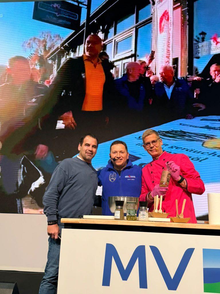 Fußballlegende Ulf Kirsten zu Gast bei Showkoch Matthias Sievert und Fischsommelier André Domke