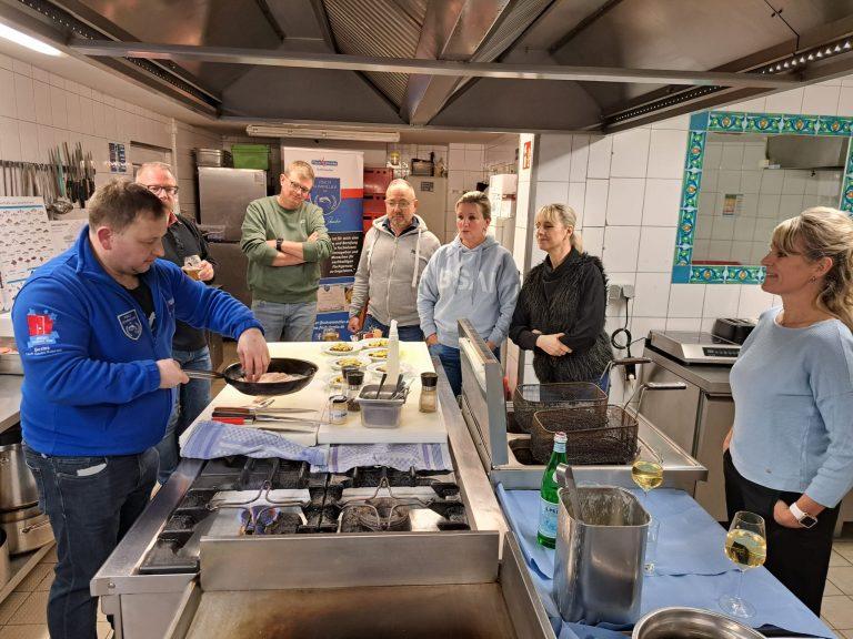 Alle Teilnehmer in der Küche