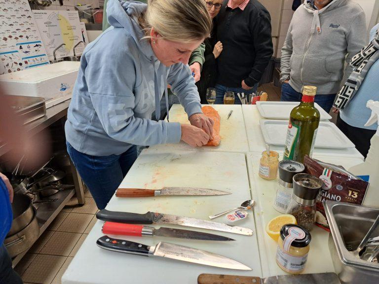 Lachs von Gräten befreien