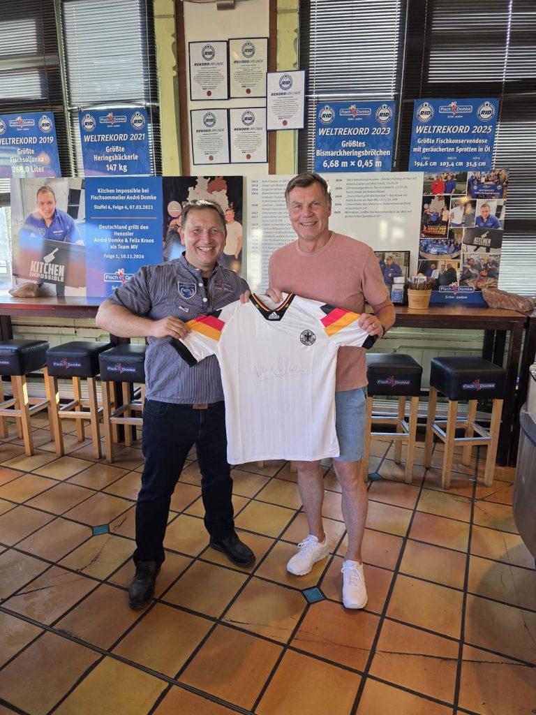 Thomas Helmer im Shirt auf Usedom bei Domke