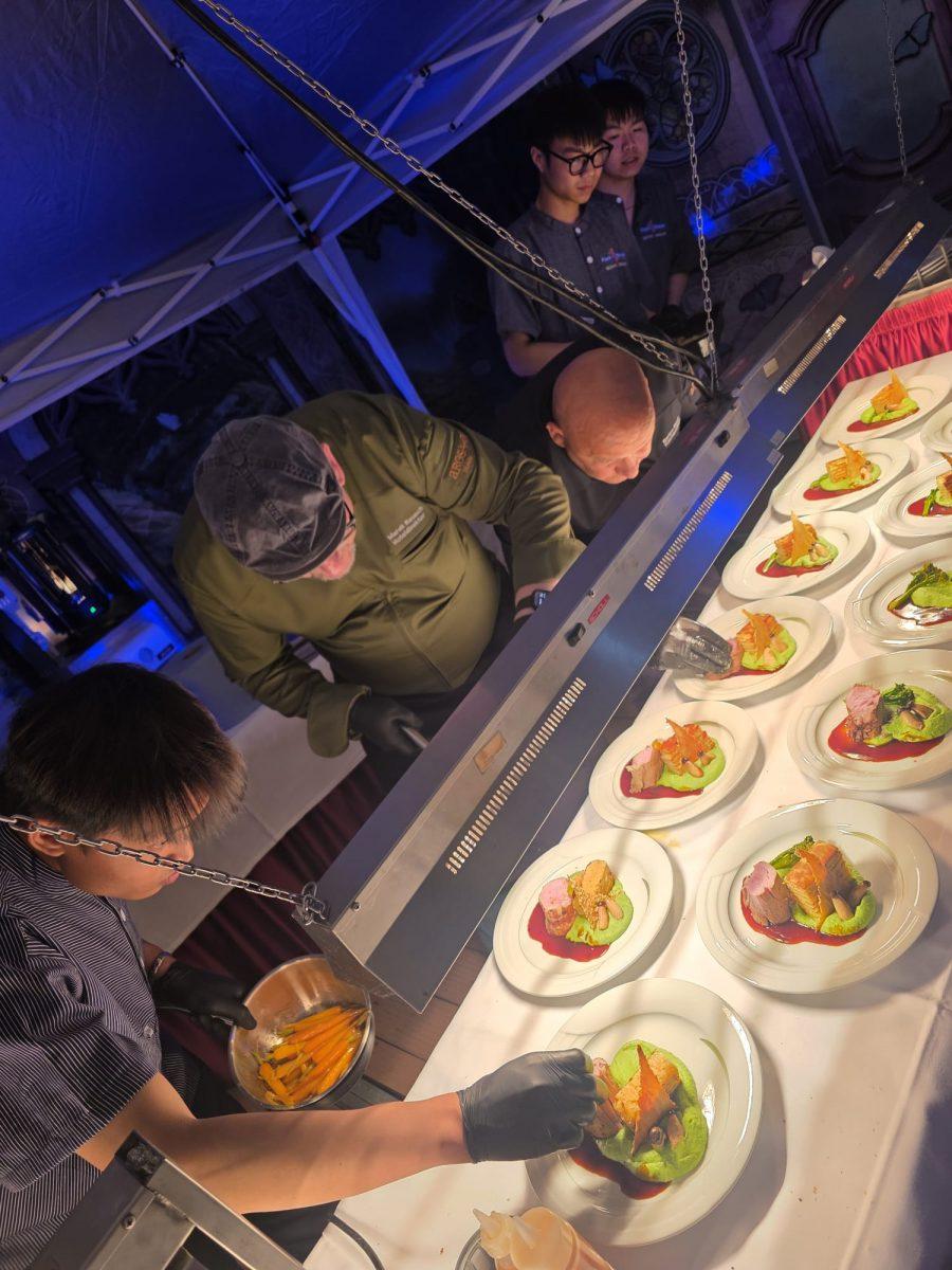 Küchenteam richtet Gourmetteller für das Riesenrad Dinner 2026 an