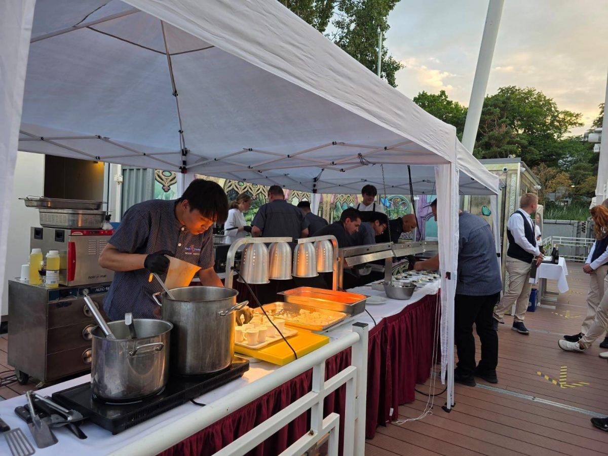 Cateringstation von Fisch Domke beim Riesenrad Dinner in den Kaiserbädern