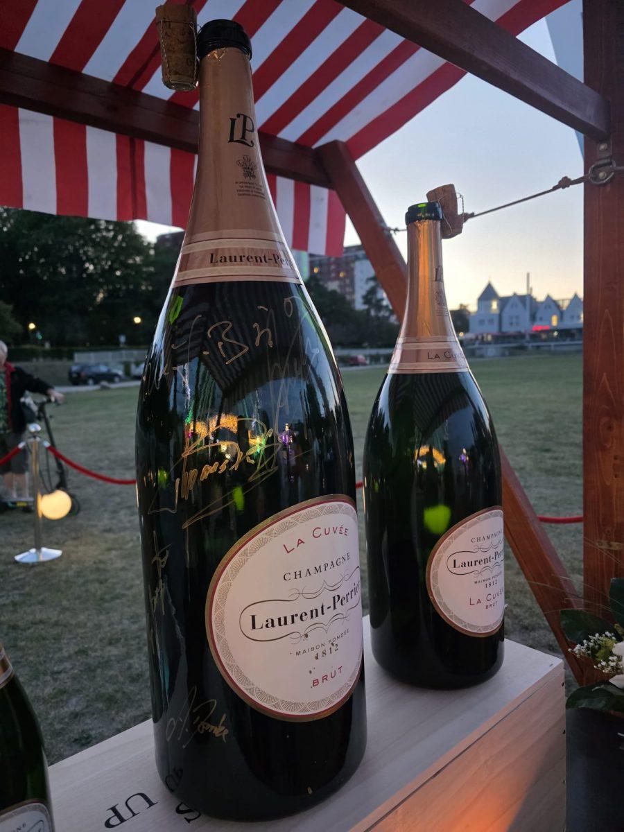 Zwei Champagnerflaschen beim Riesenrad Dinner 2026 in den Kaiserbädern