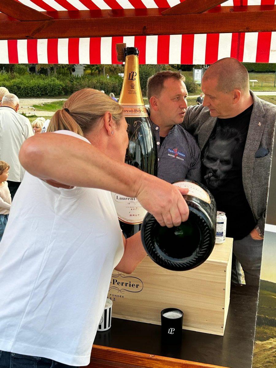 Champagner wird beim Riesenrad Dinner 2026 in den Kaiserbädern ausgeschenkt