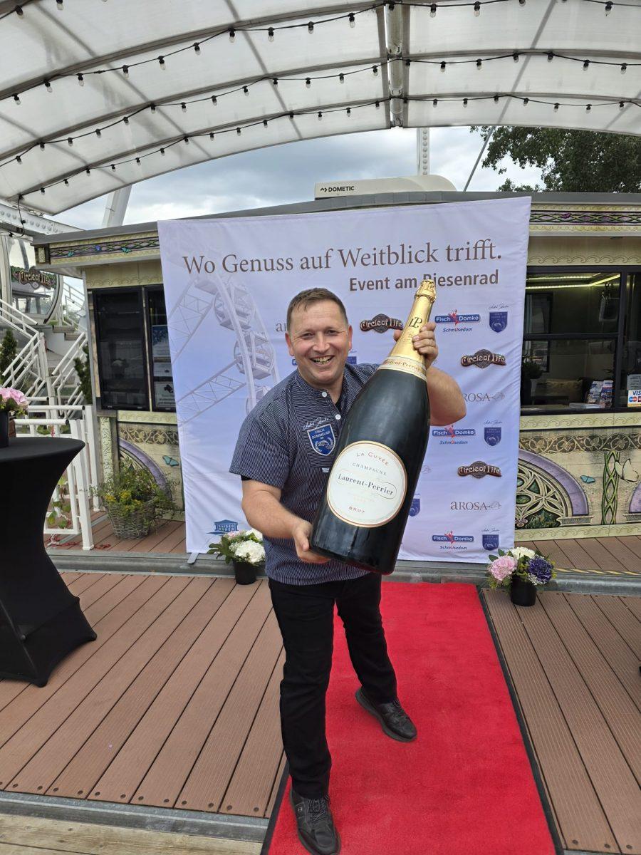 Große Champagnerflasche beim Empfang zum Riesenrad Dinner 2026