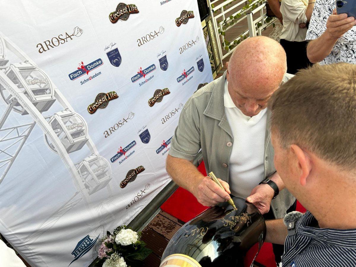 Große Champagnerflasche wird beim Riesenrad Dinner 2026 geöffnet