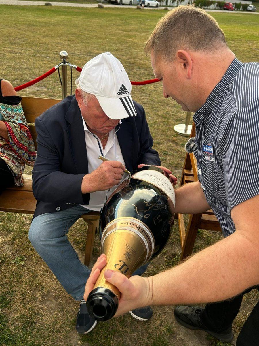 Gastgeber öffnet eine Champagnerflasche für die Gäste des Riesenrad Dinners