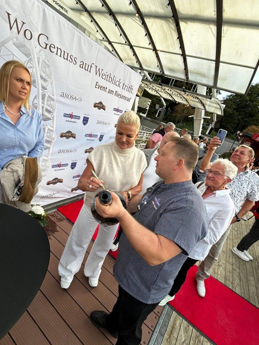 Champagner wird beim Riesenrad Dinner 2026 in den Kaiserbädern präsentiert
