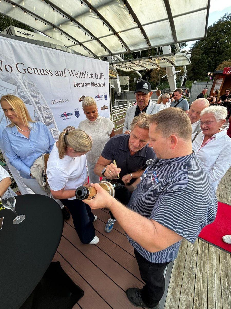 Gäste bei einer Champagnerverkostung während des Riesenrad Dinners 2026