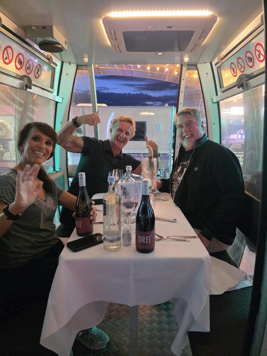 Gäste beim Abendessen in einer Riesenradgondel während des Dinners auf Usedom