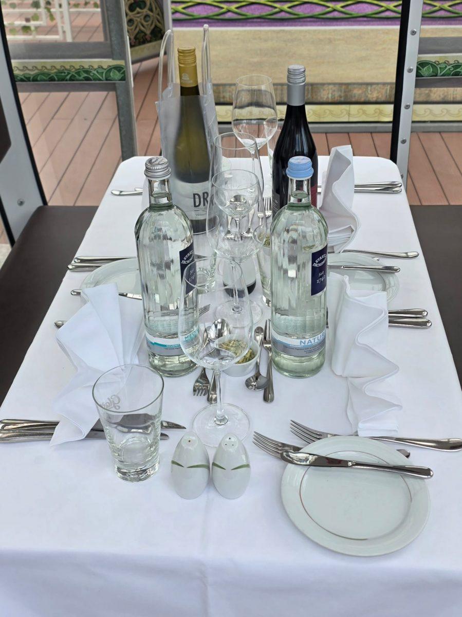 Festlich gedeckter Tisch in einer Gondel für das Riesenrad Dinner 2026 in den Kaiserbädern