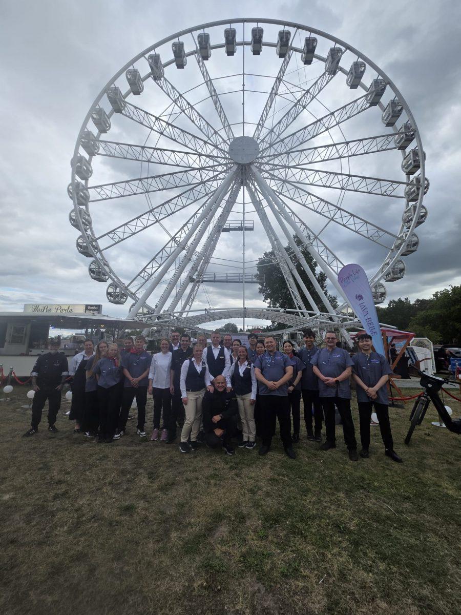 Team von Fisch Domke vor dem Riesenrad beim Riesenrad Dinner 2026 in den Kaiserbädern