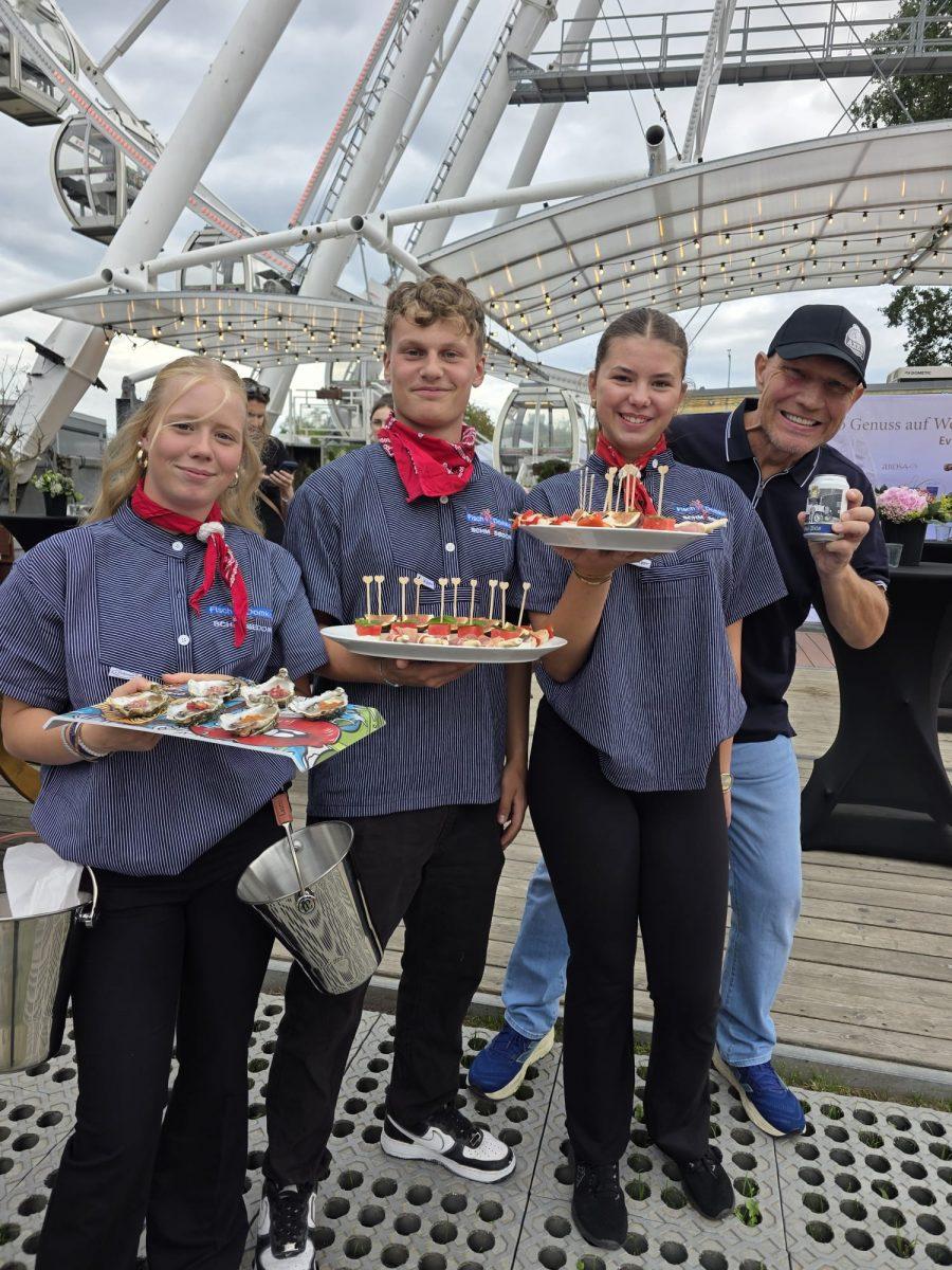 Service-Team von Fisch Domke präsentiert Fischhäppchen beim Riesenrad Dinner