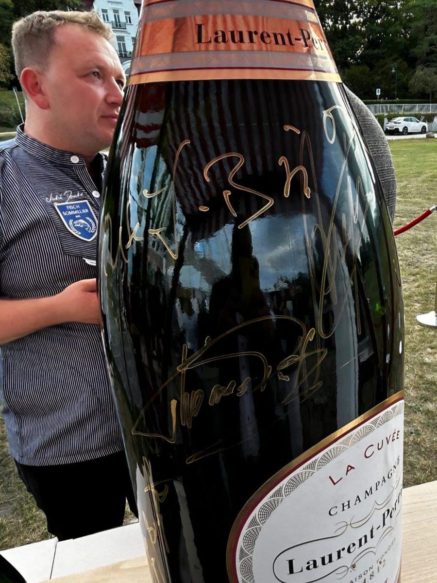 Detail einer signierten Champagnerflasche beim Riesenrad Dinner 2026