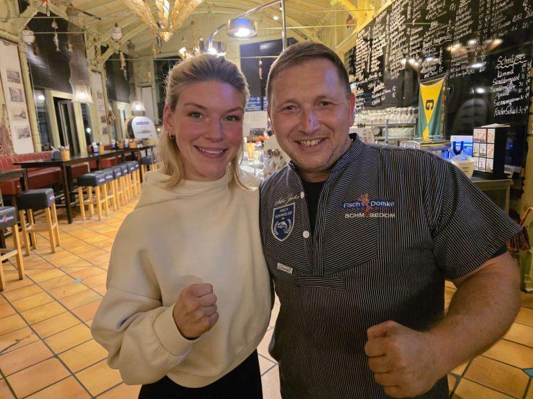 Nina Meinke zu Gast bei Fisch Domke mit Andre vor dem Lokal