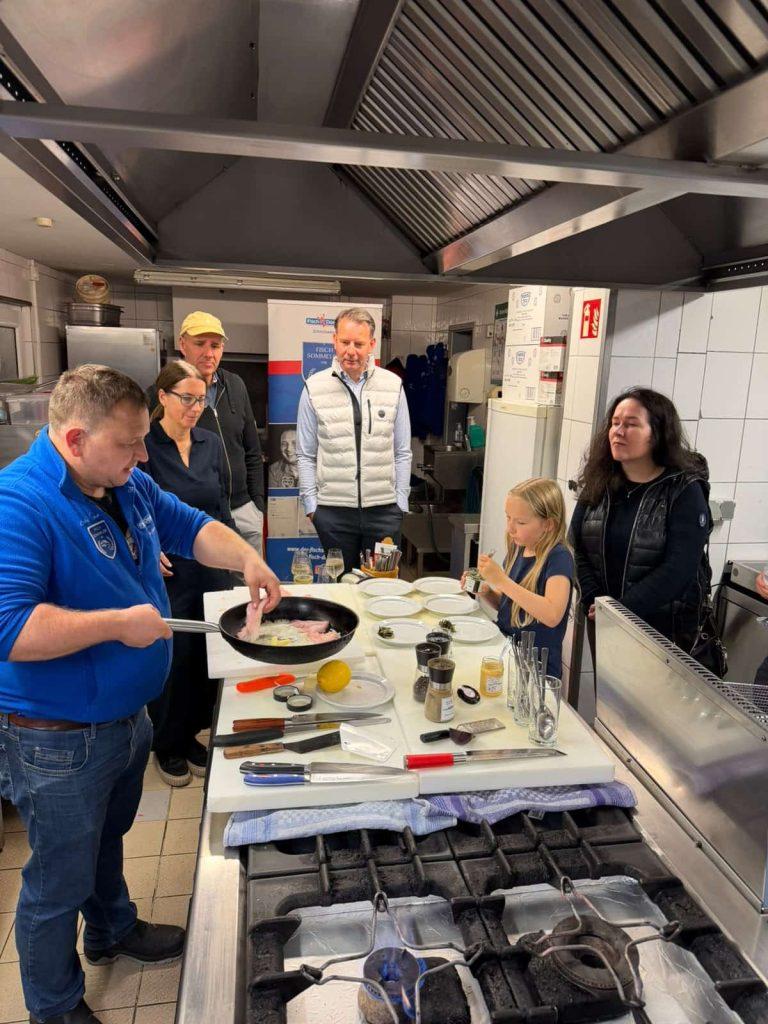 André Domke kocht mit Freunden